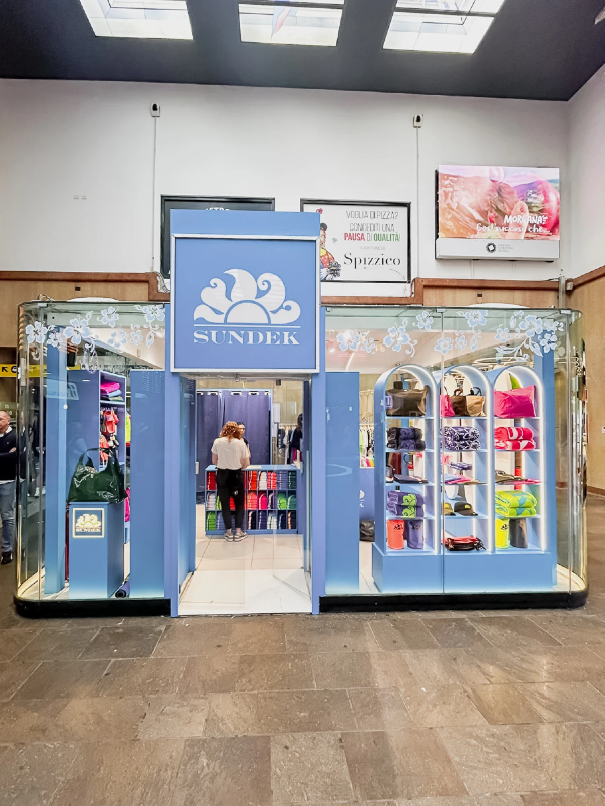 Sundek approda in stazione per celebrare la moda mare!